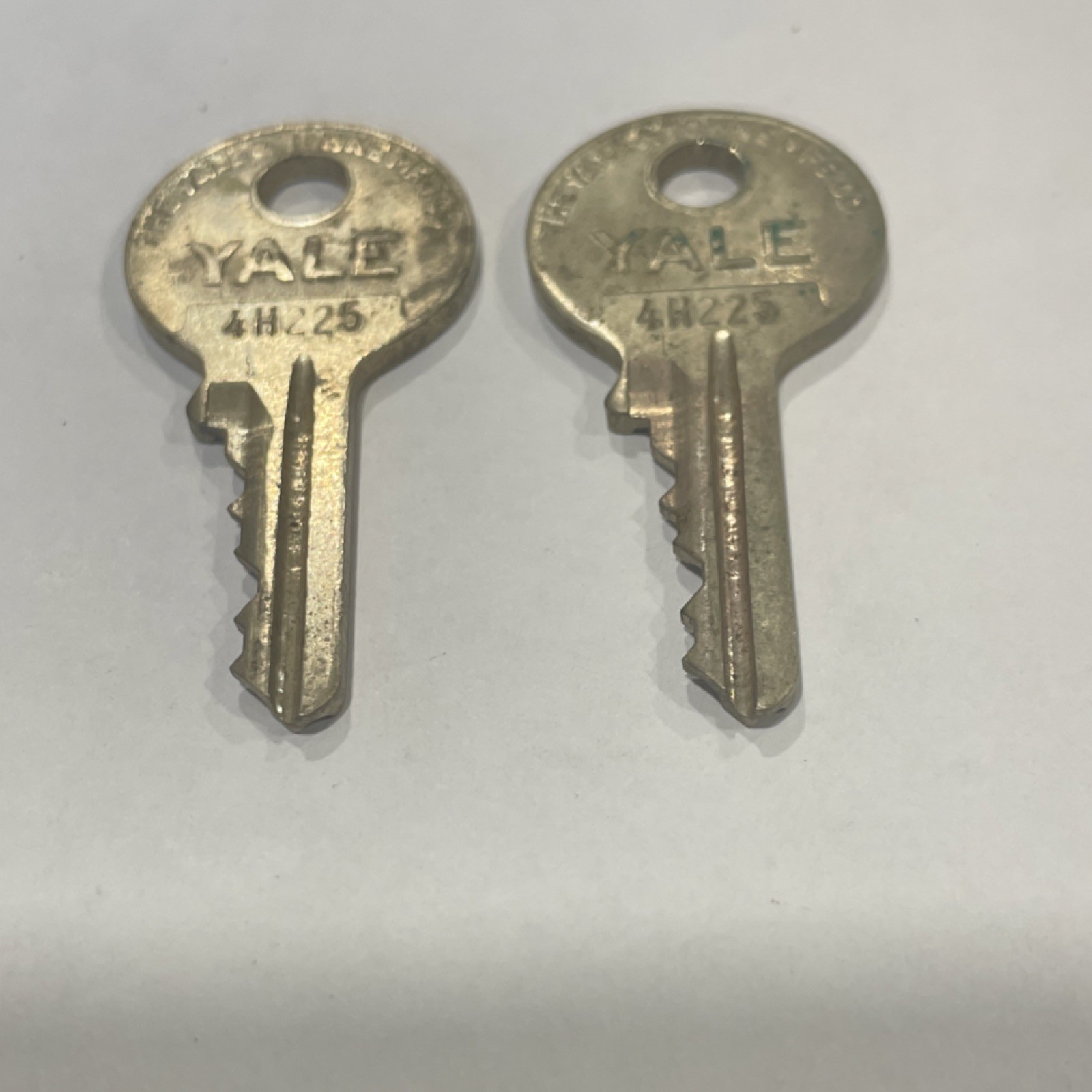 Vintage YALE & Towne Keys 4H225 (2) Matching Brass Antique Lock Keys Set
