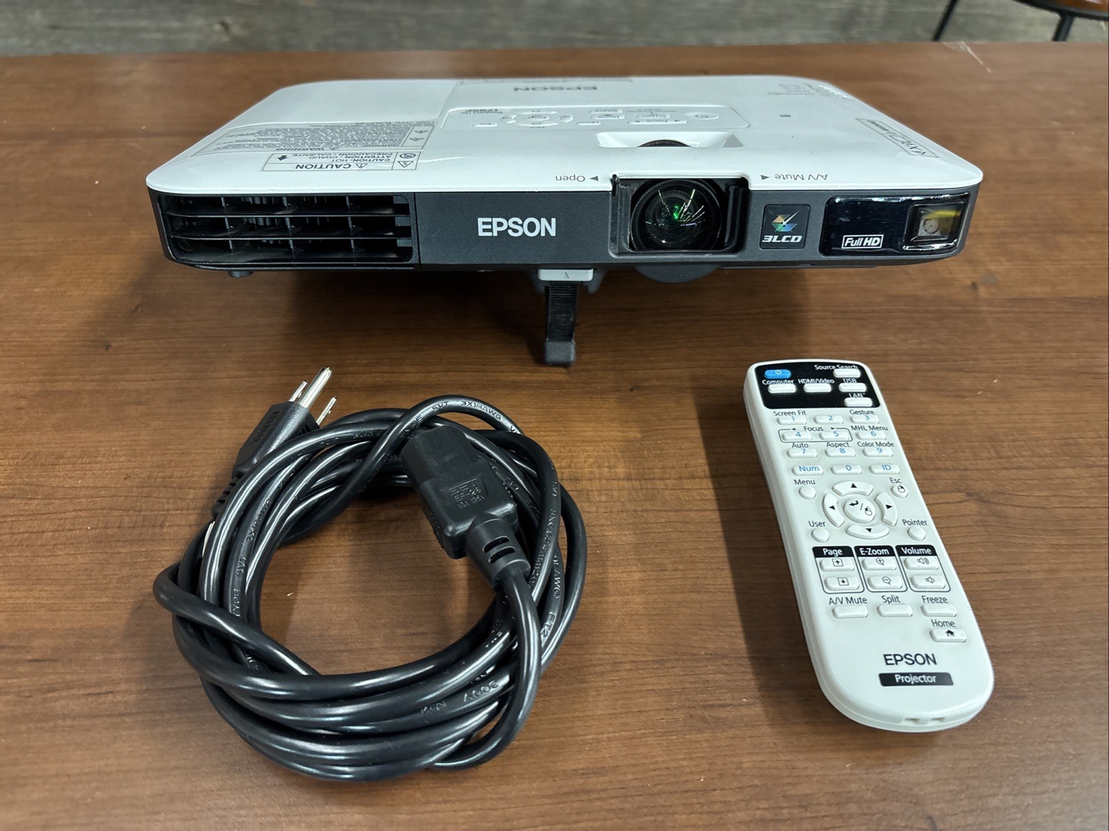Epson PowerLite 1795F Full HD Projector w/ Remote & HDMI Portable///1