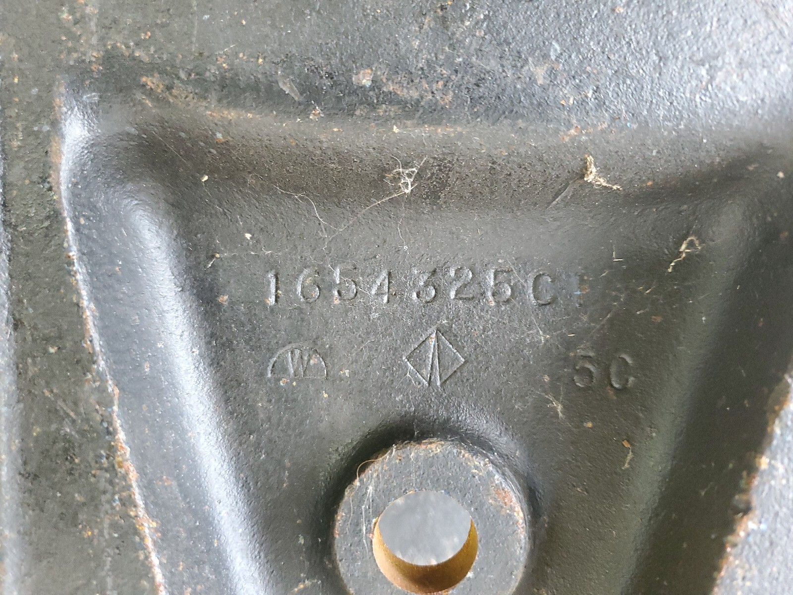 International Front hanger 1654325C1