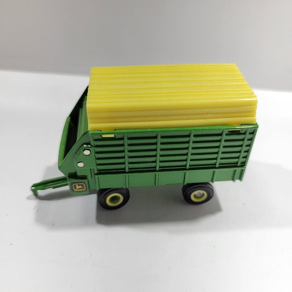 Ertl John Deere Green Yellow Forage Wagon Zamak Diecast Farm Trailer Toy 1:64