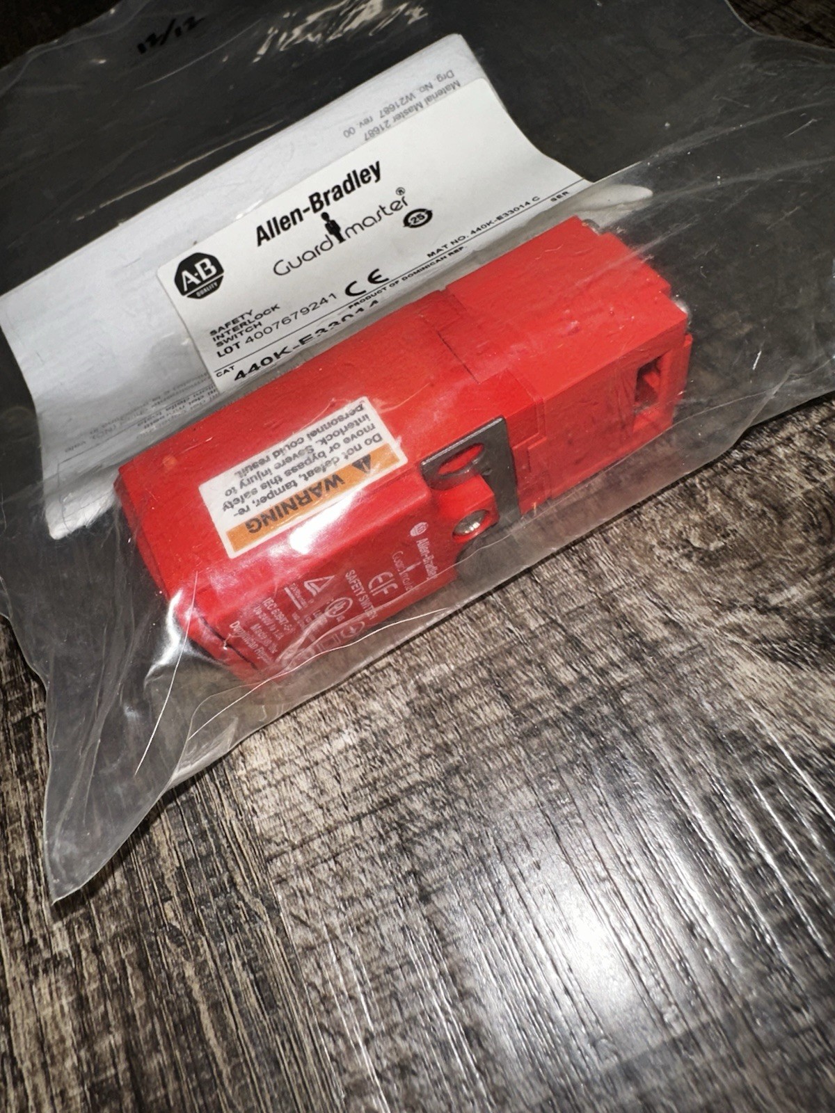 NEW- Allen-Bradley 440K-E33014 Safety Interlock Switch - Tongue Switch - Elf