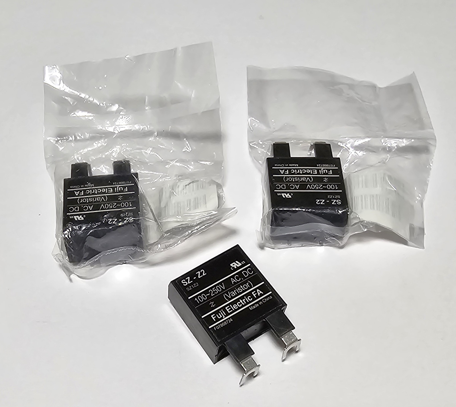 Fuji SZ-Z2 ( Lot of 3 ) 100-250V AC/DC Coil Varistor Surge Suppressor - New