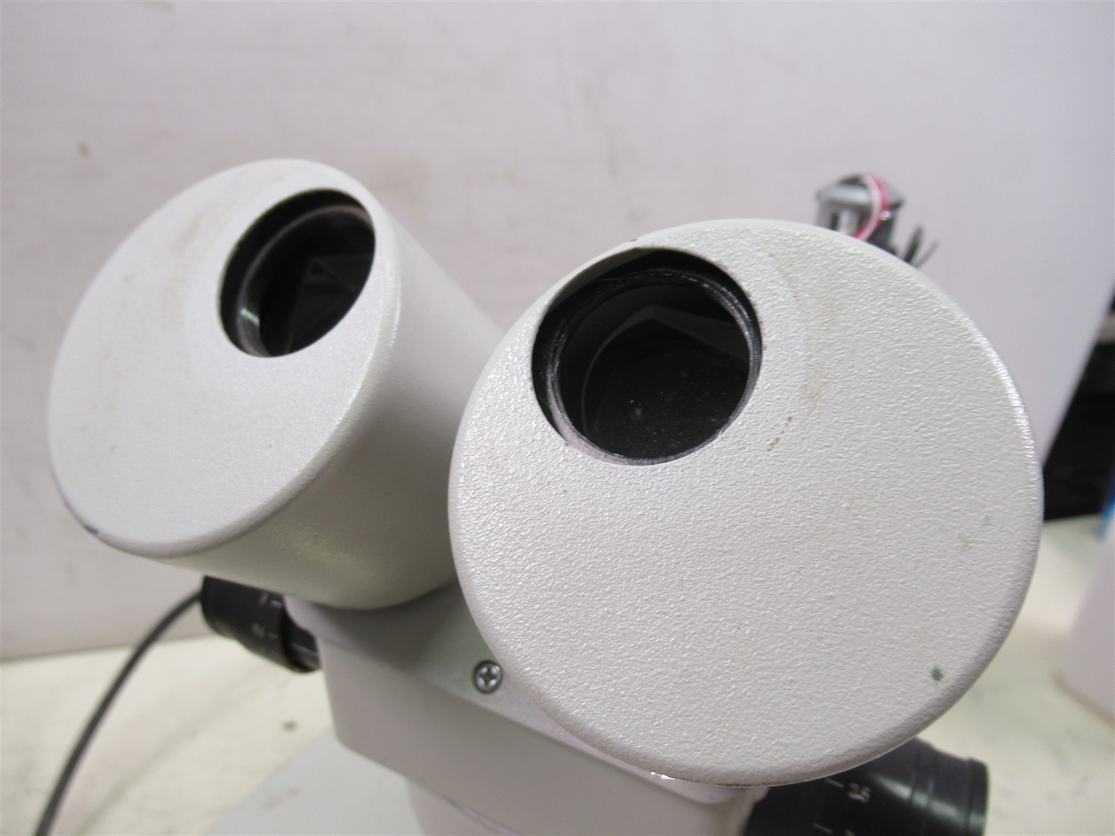 Omano Binocular Stereo Microscope with Boom Stand and Light Source