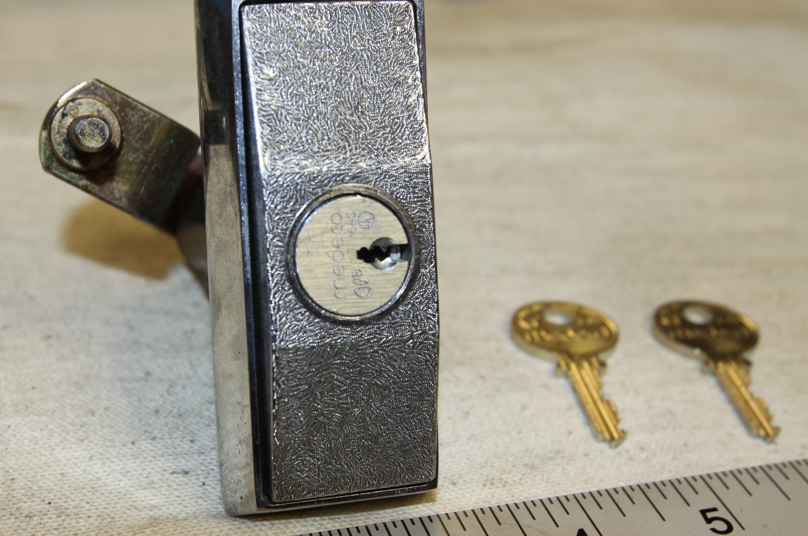 Automatic Products AP 112 & LCM2 snack machine T handle with Medeco lock 2 keys