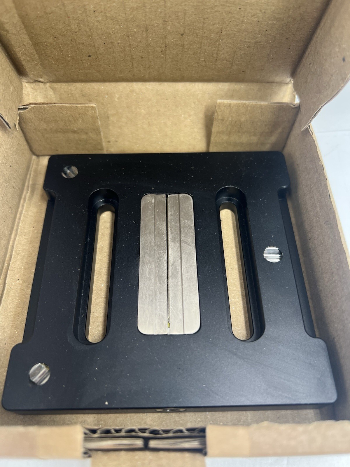 New NOS ThorLabs KBM1/M Switchable Magnetic Kinematic Breadboard M6 Taps
