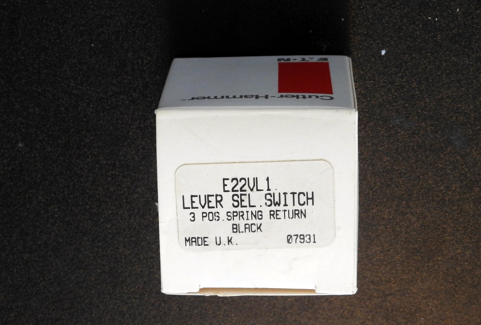 E22VL1 Cutler Hammer 3 pos. Selector Switch Operator, Spring Return to Center