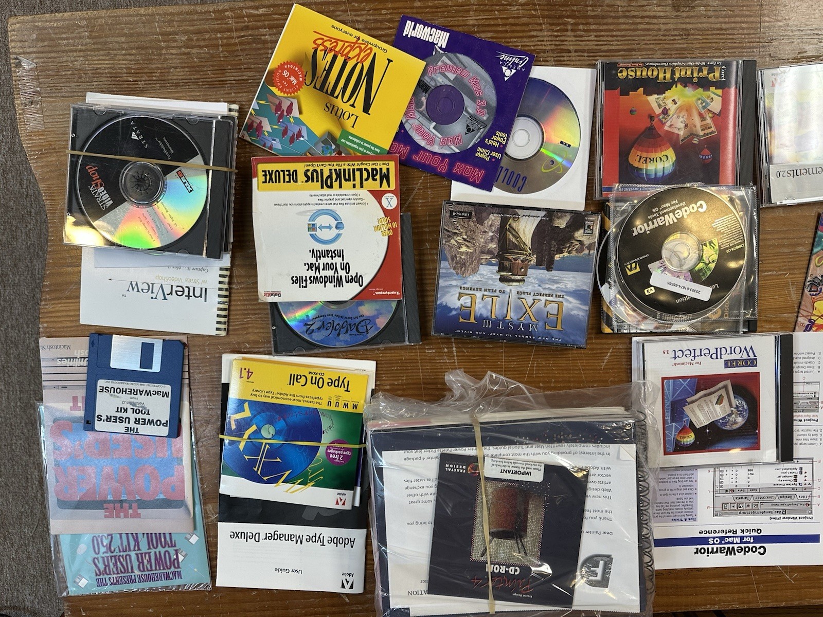 LARGE LOT OF VINTAGE MACINTOSH SOFTWARE