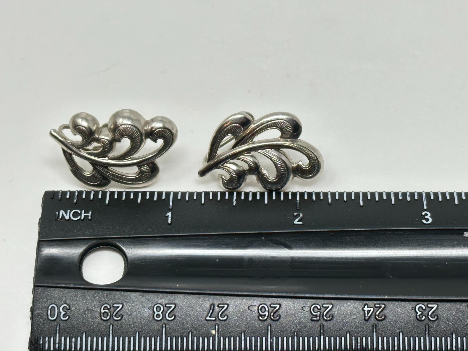 Beautiful Vintage Silvertone Scroll Leaf Screw Back Earrings