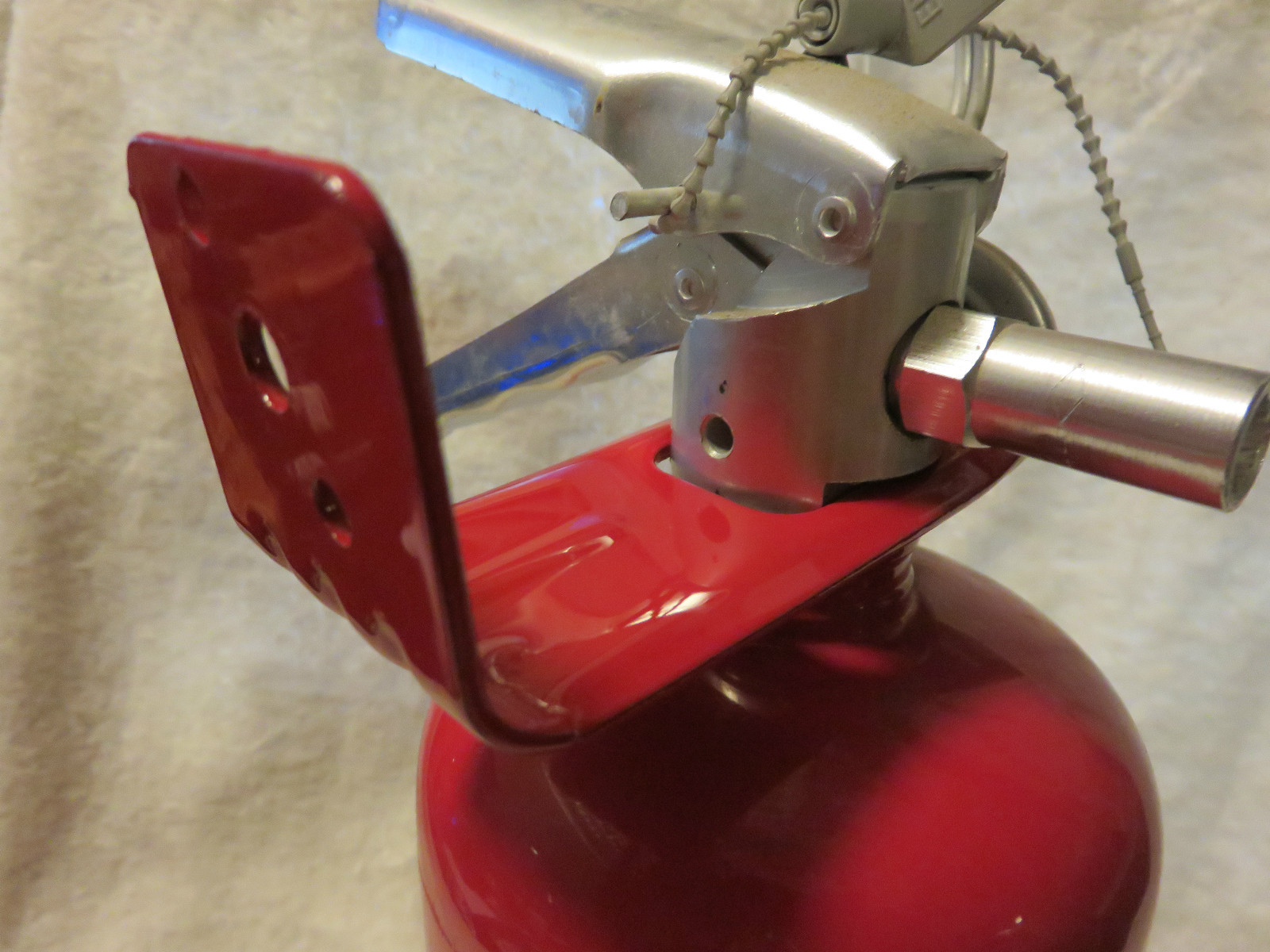 🔥🧯 1-FORK STYLE WALL MOUNT 5 & 10 lb. SIZE FIRE EXTINGUISHER (AMEREX) BRACKET