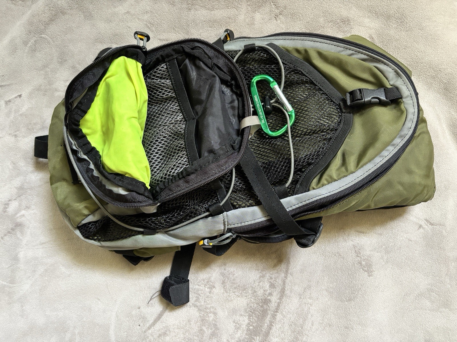 CamelBak M.U.L.E. 2L Hydration Backpack Green/Gray/Black Hip Belt 3 Pockets