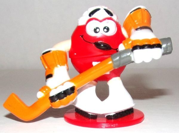 VINTAGE 2001 MARS M&M HOCKEY PLAYER. MOVEABLE HOCKEY STICK.