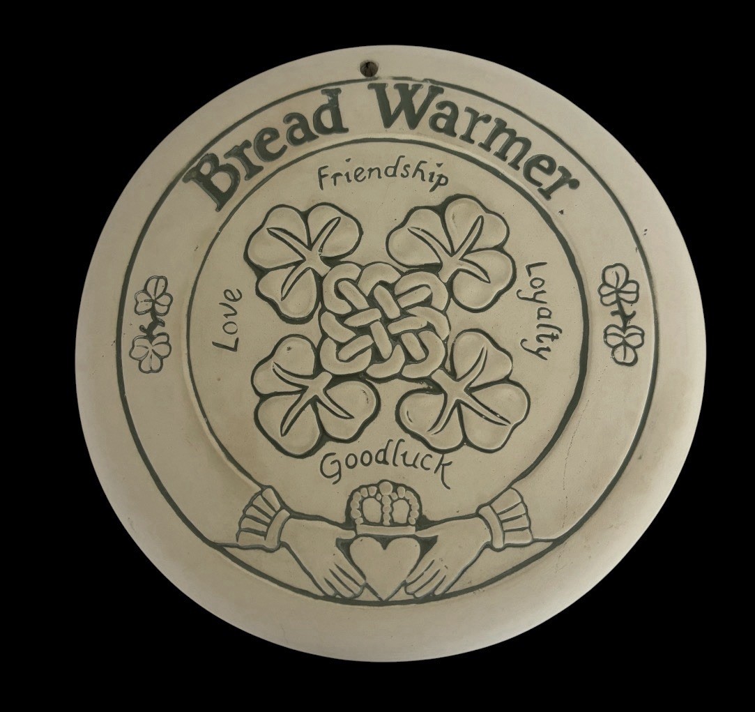Seneca Ceramics Irish Bread & Bun Warmer 2001 Claddagh & Shamrocks