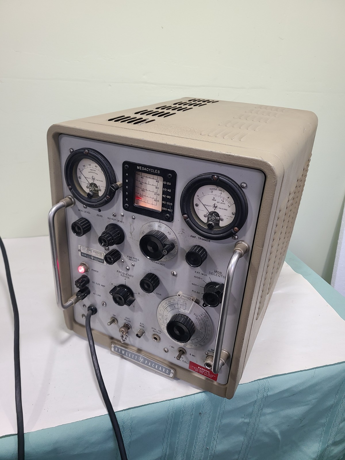 Vintage HP 608D VHF Signal Generator, Powers Up, AS IS UNTESTED