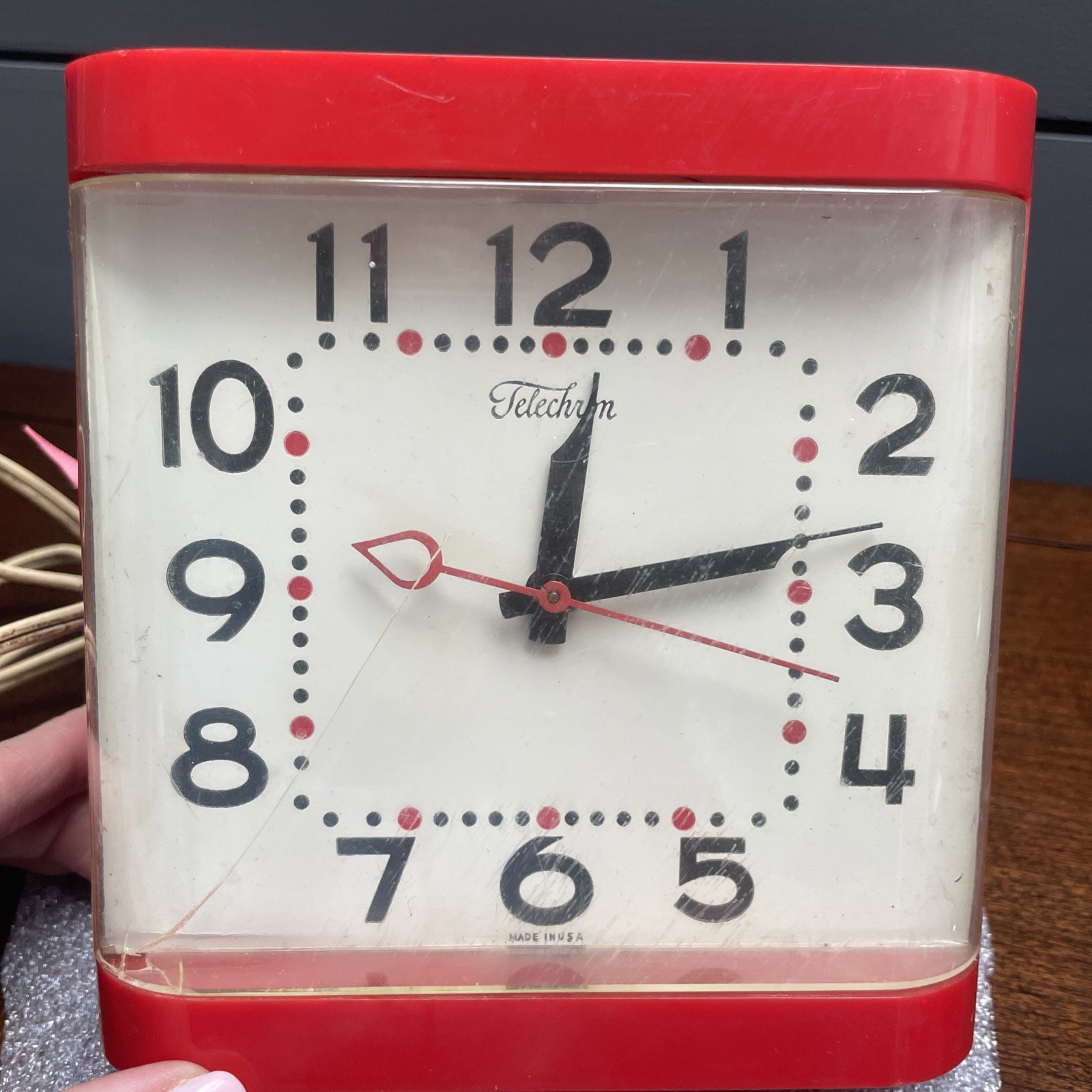 VINTAGE WORKING ELECTRIC CLOCK POST WWII CHERRY RED PLASTIC model 2H31
