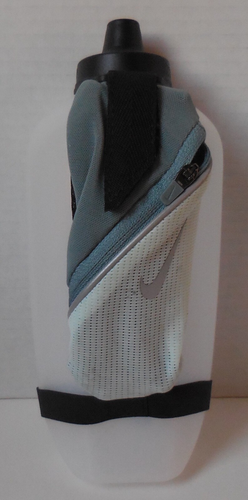 Nike Stride Handheld Water Bottle 22oz Pocket With Zipper A Grey/B Green/Silver