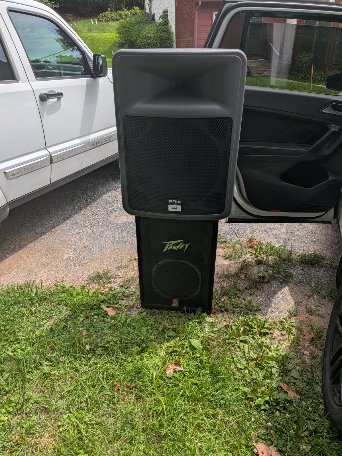 Everything In This Picture 2- 15 Inch Speakers 2- 12 Inch 2 Amps All Peavy Works
