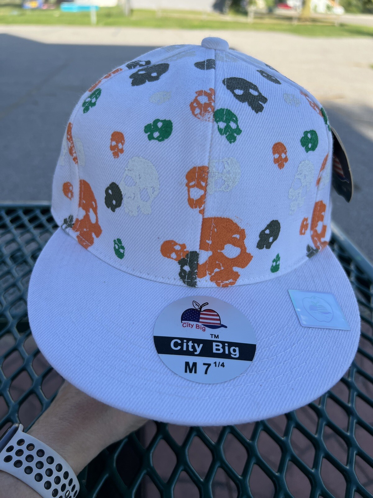 City Big Brand Fitted White Hat/Cap w multicolored small Skulls NOSWT. Size 7.25