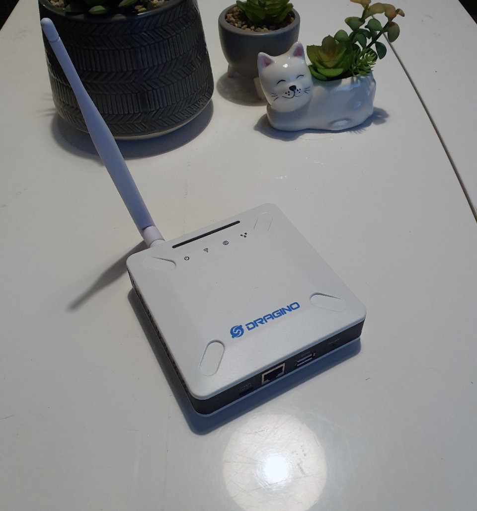 Dragino LPS8 Helium Miner (EU 868MHz) - Data-Only Hotspot Gateway + Extra Antenn