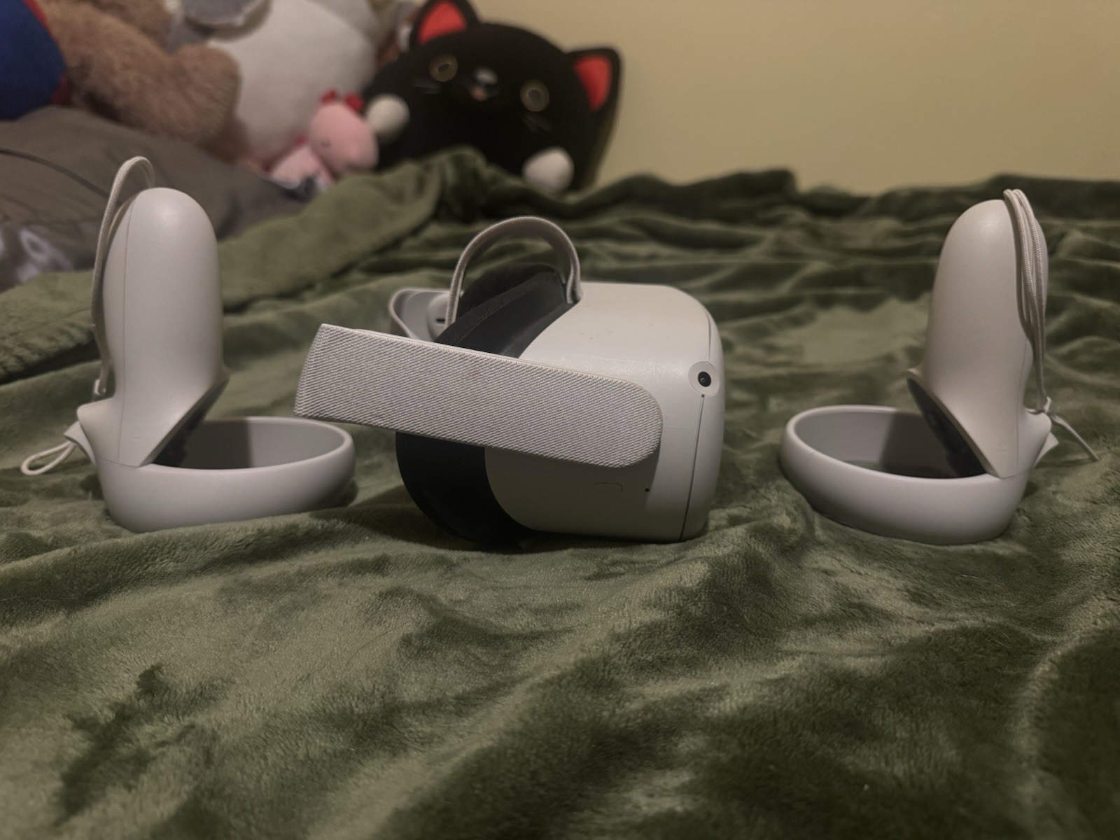 Oculus Meta Quest 2 256GB, White with Controllers - Tested and Working