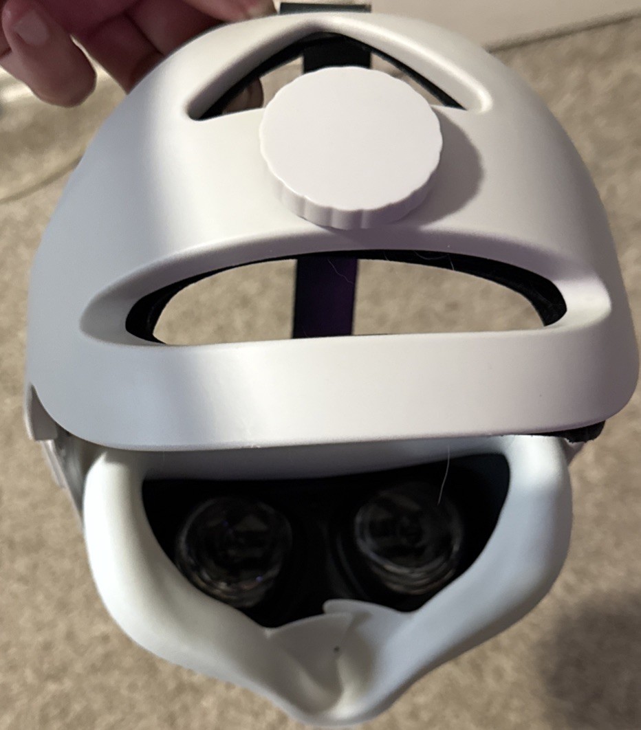 Quest 2 64GB VR w/controllers and Anker Charging Station (Read Description)