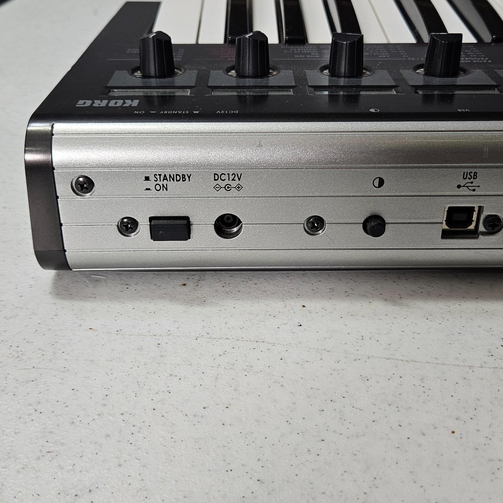 Korg R3 37 key Keyboard Vocoder Synth, with Mic + Power Supply