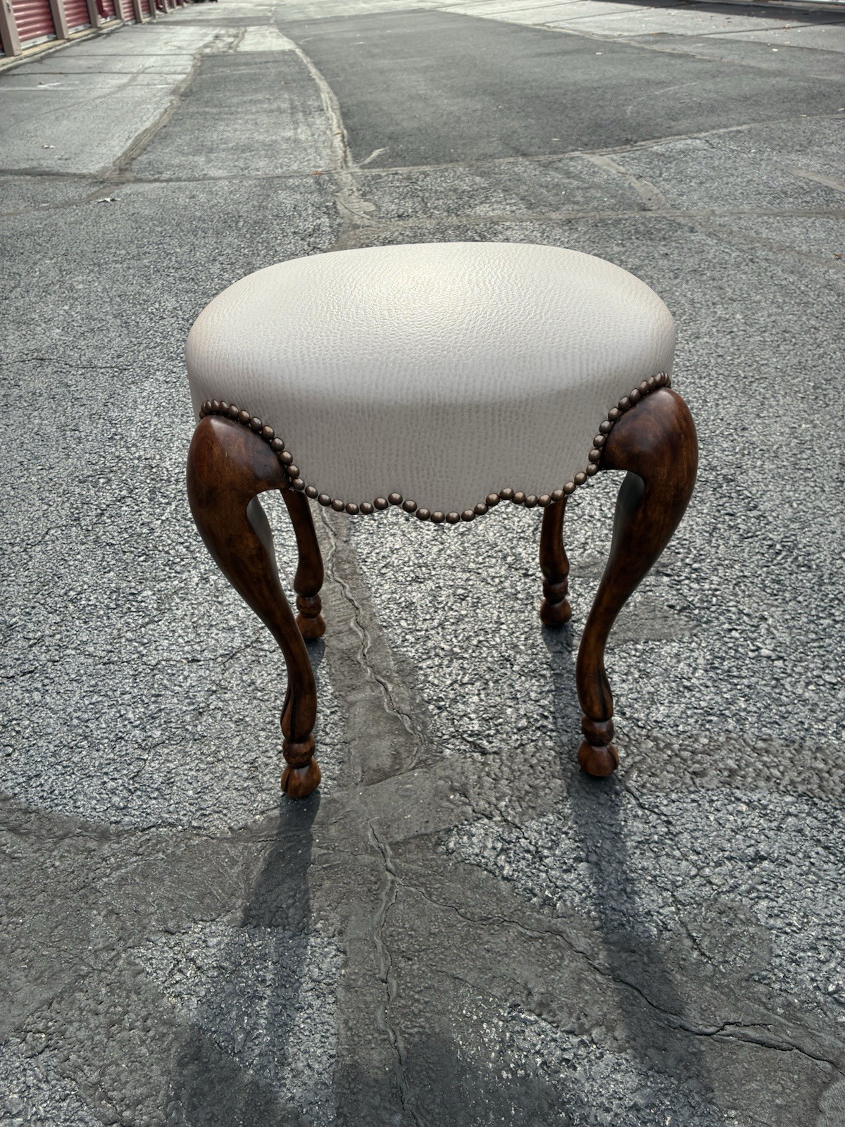 Minton-Spidell Ramsfoot Stool – Hand-Carved Legs, White Leather Upholstered