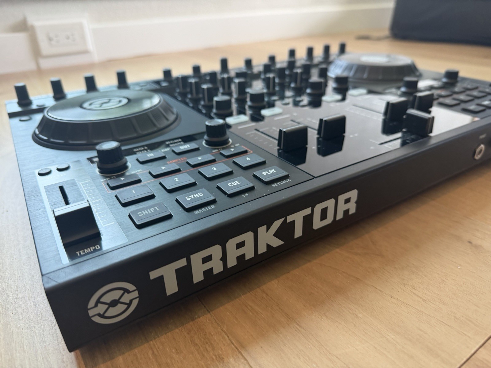Native Instruments Traktor Kontrol S4-Namba Gear Backpack-Laptop stand-Cords