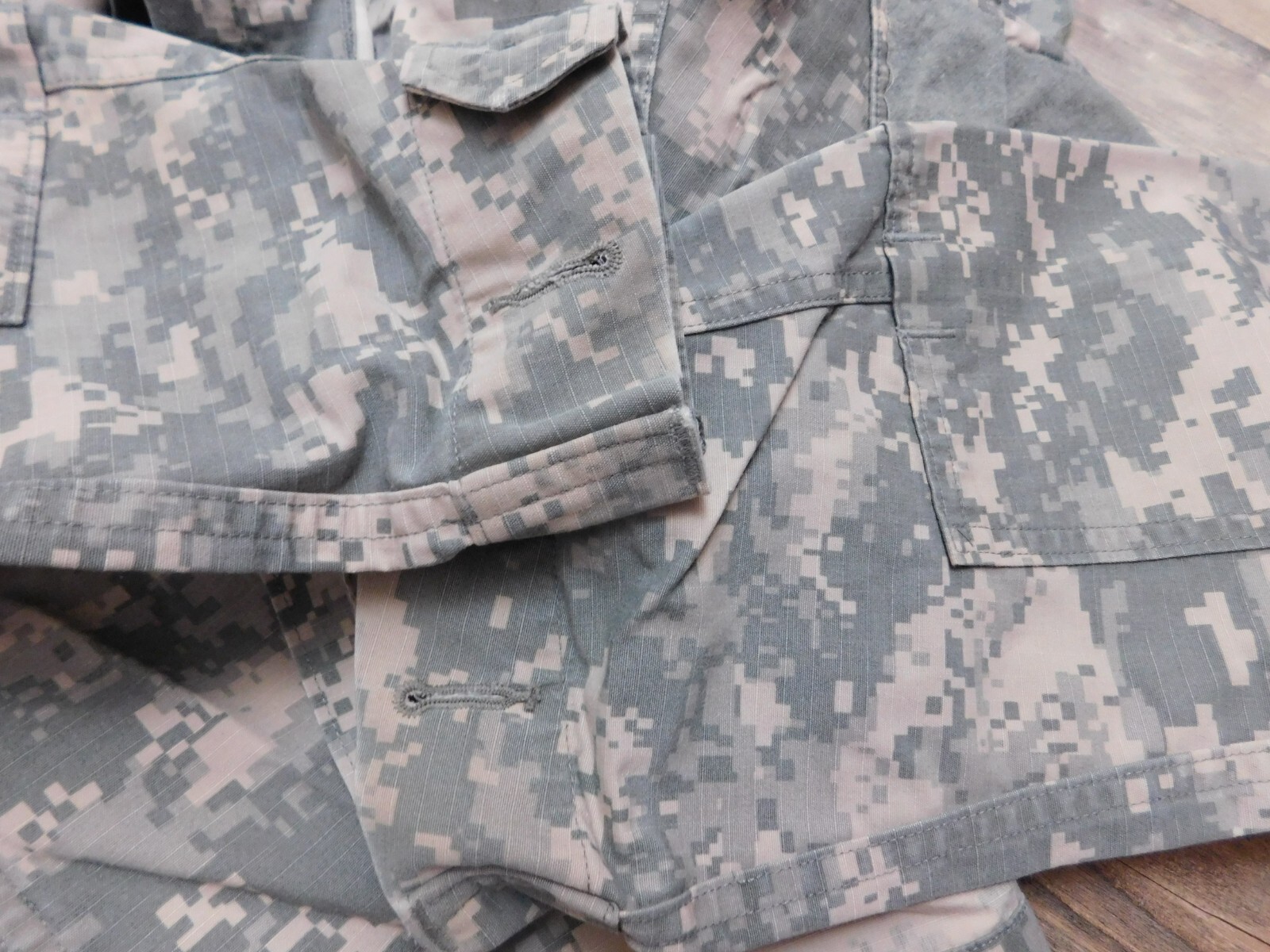 US ARMY ACU TOP COAT SIZE MEDIUM-REGULAR