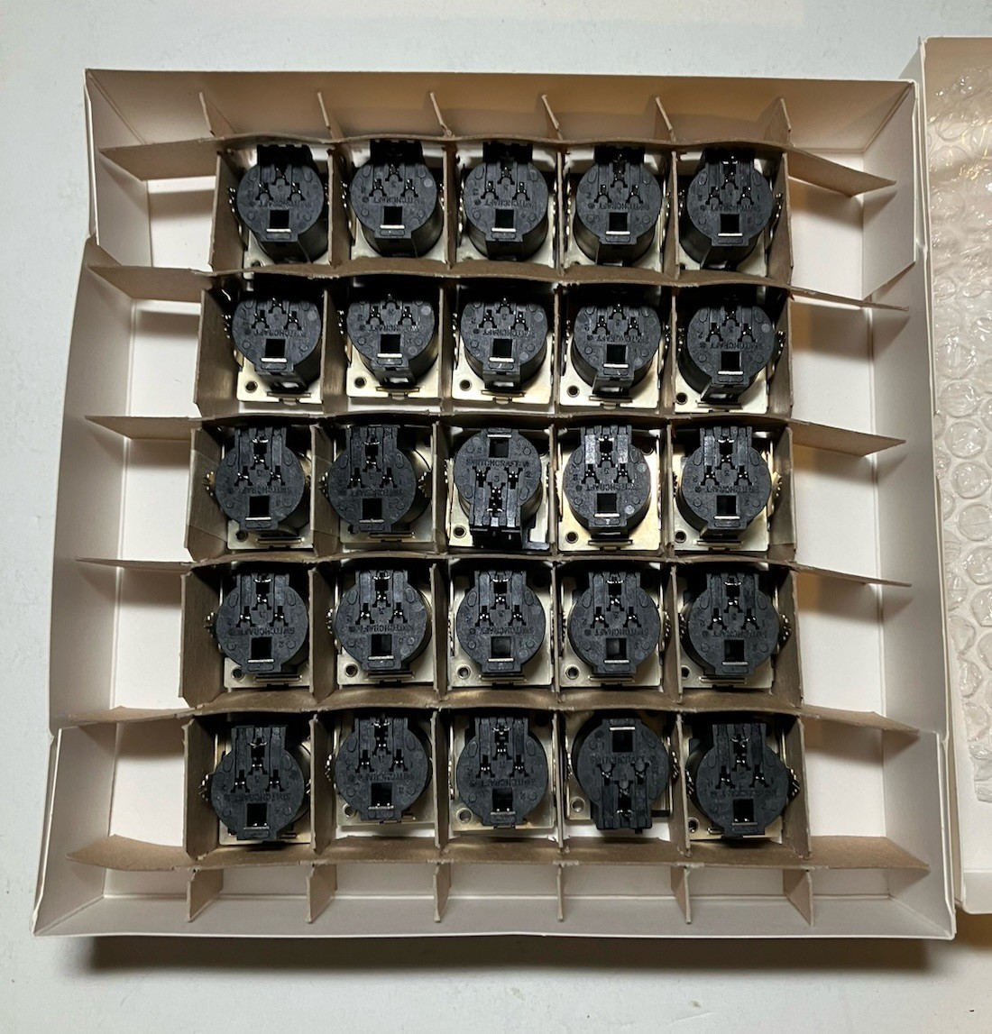 Lot of 325 Switchcraft QG 3 Pin XLR Female Connector Plug NEW! PQG3FST212