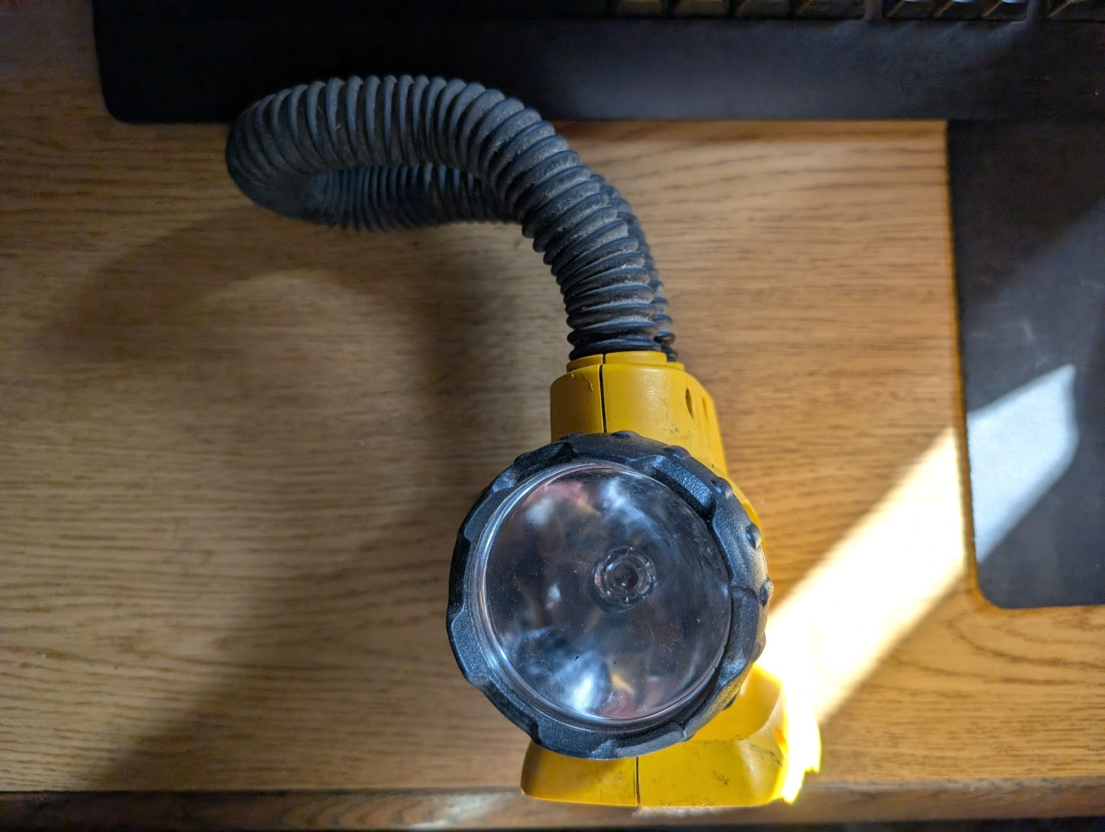 DeWalt DW919 Flexible Work Light. 18 Volt, No Battery Included.