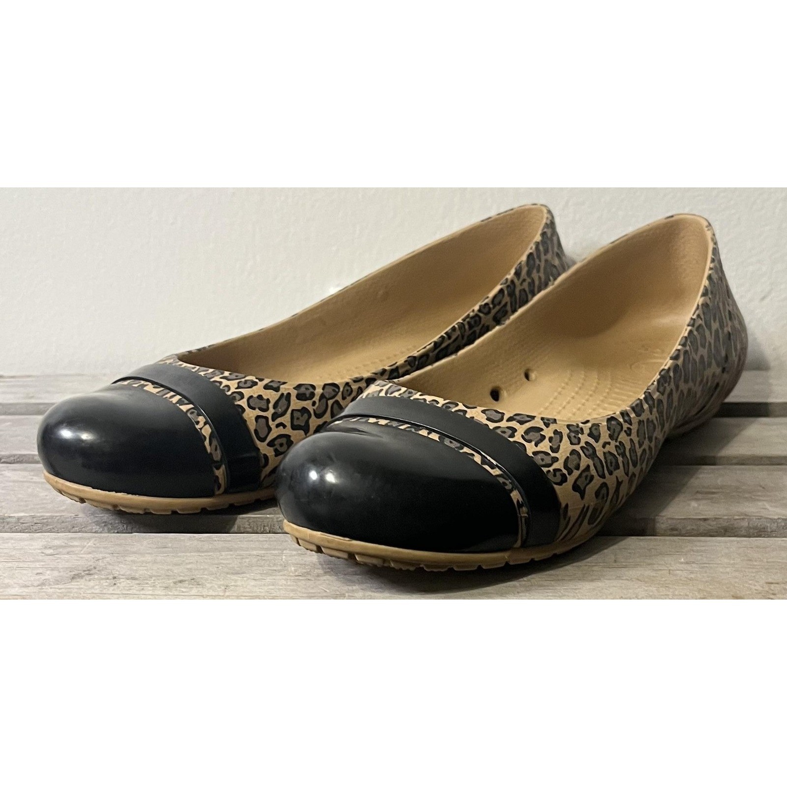 Crocs Shoes Womens Size 7 Beige Leopard Print Cap Toe Ballet Flats Comfort