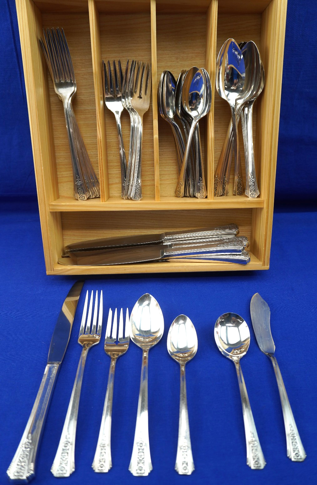 Oneida Fortune  50 Pieces- Service for 8 Dinner Salad Fork Tea Table Spoon Knife