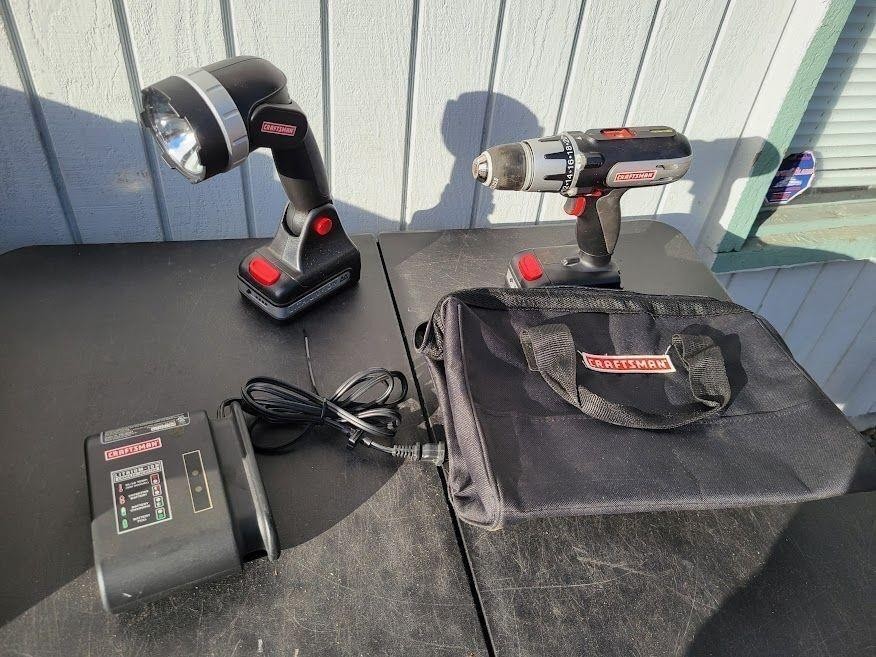 Craftsman 19.2V Cordless Drill Driver Flashlight Black 2 Batteries Charger Bag