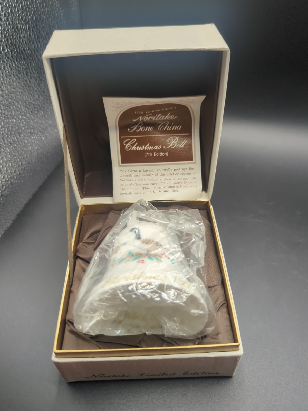 NORITAKE BONE CHINA-VINTAGE 7TH EDITION 1978 CHRISTMAS BELL IN PRESENTATION BOX