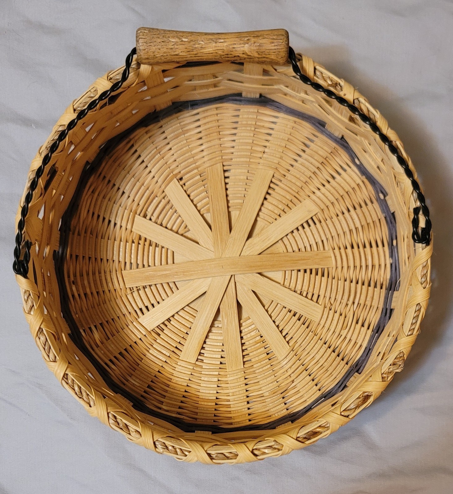 WOVEN ROUND 10" DIAMETER BASKET WITH HANDLE