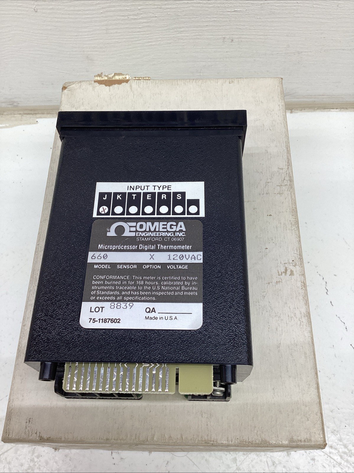 Omega Engineering Microprocessor Digital Thermometer Model 660 NIB