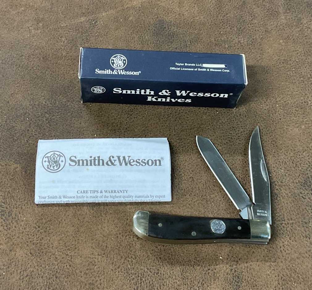 Smith & Wesson Bullseye  Small Trapper Buffalo Horn Pocket Knife -NEW Box Torn