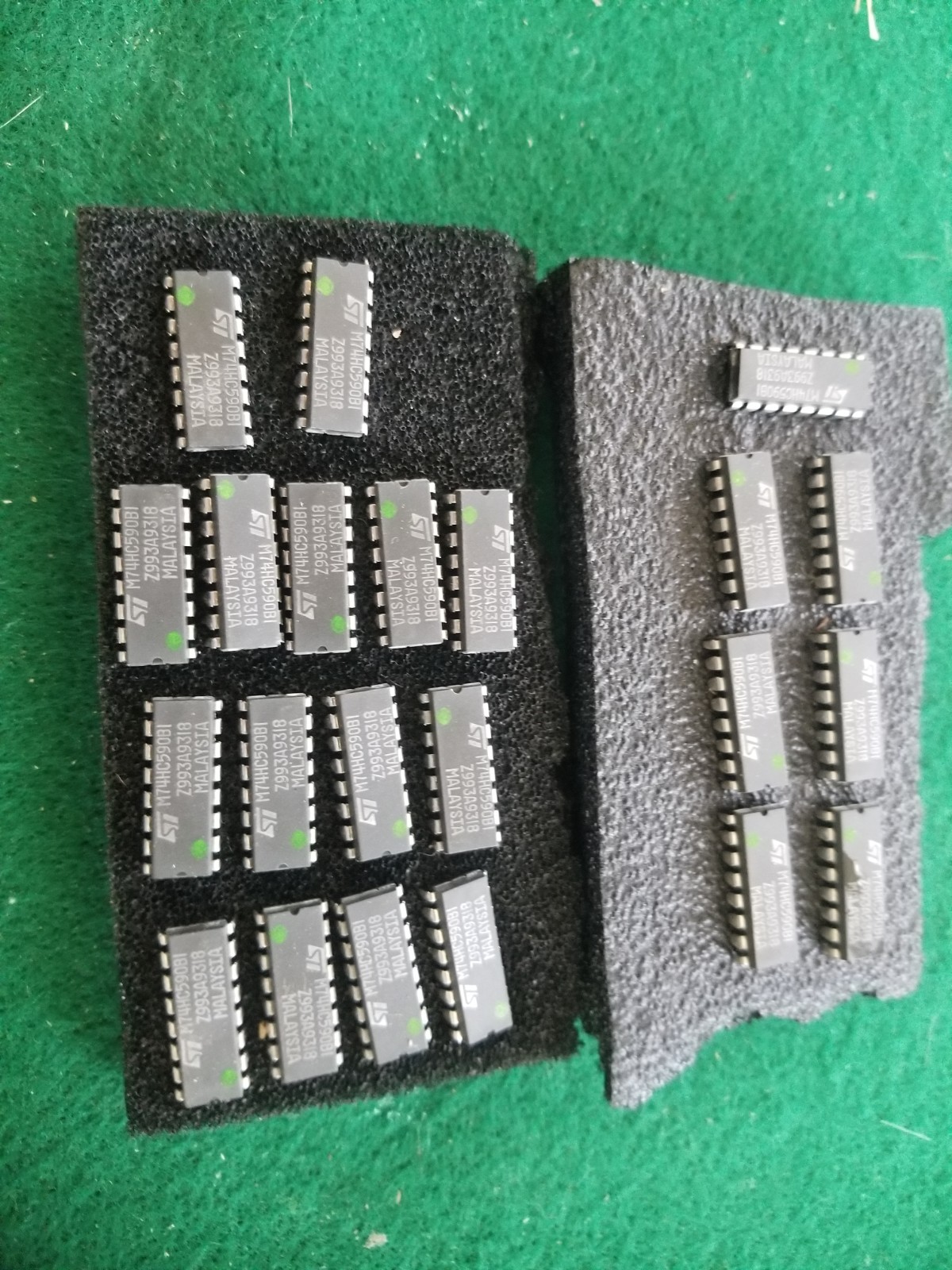 ST M74HC590B1 IC, 8-bit binary counter, three-state outputs, DIP 16 lot of 5