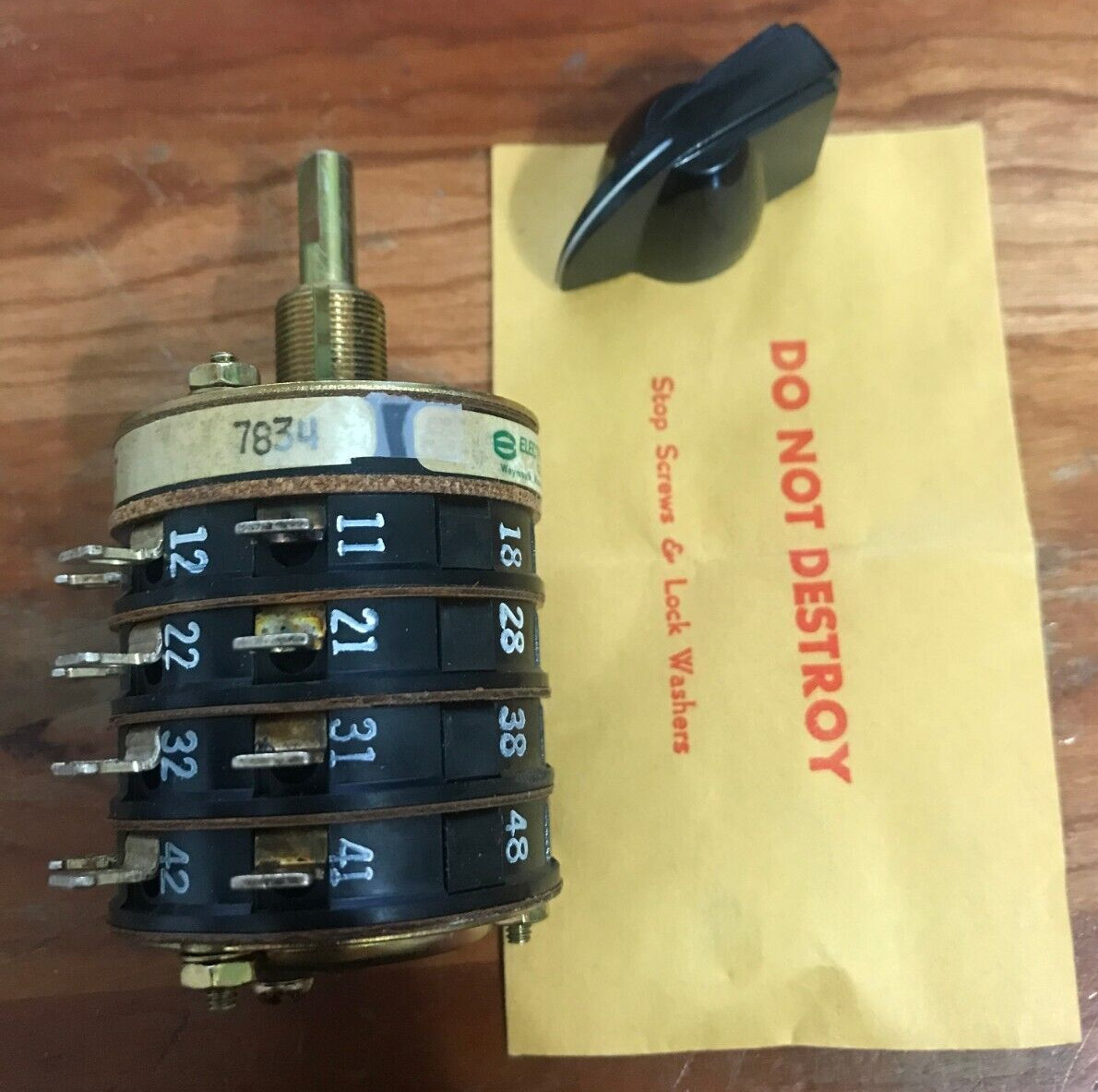 Detent Action Rotary Switch Series 31  with Nob BY Switch Corp Cat 31204A.S