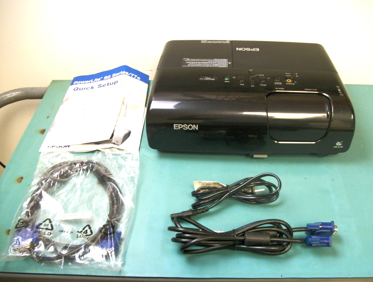 EPSON EMP-X5 PowerLite 77C LCD Presentation Projector w/Case & Cords Shown