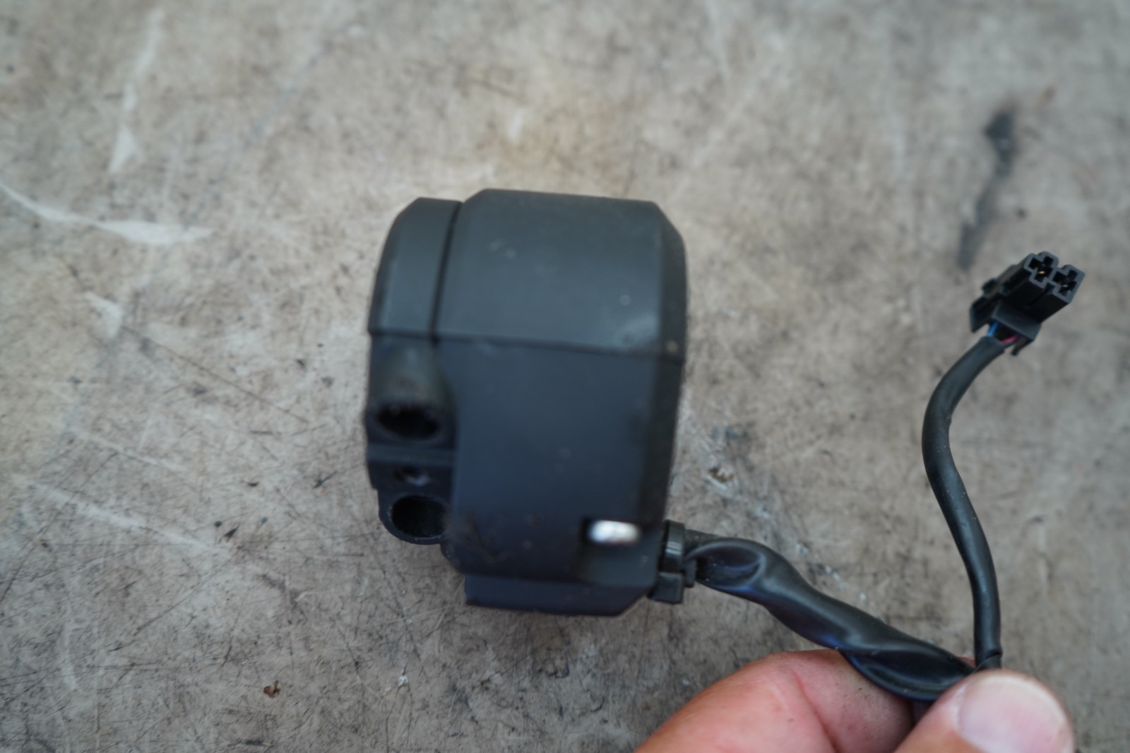 17 SUZUKI GSXR 1000 RIGHT HANDLEBAR CONTROL RUN START SWITCH E-1928