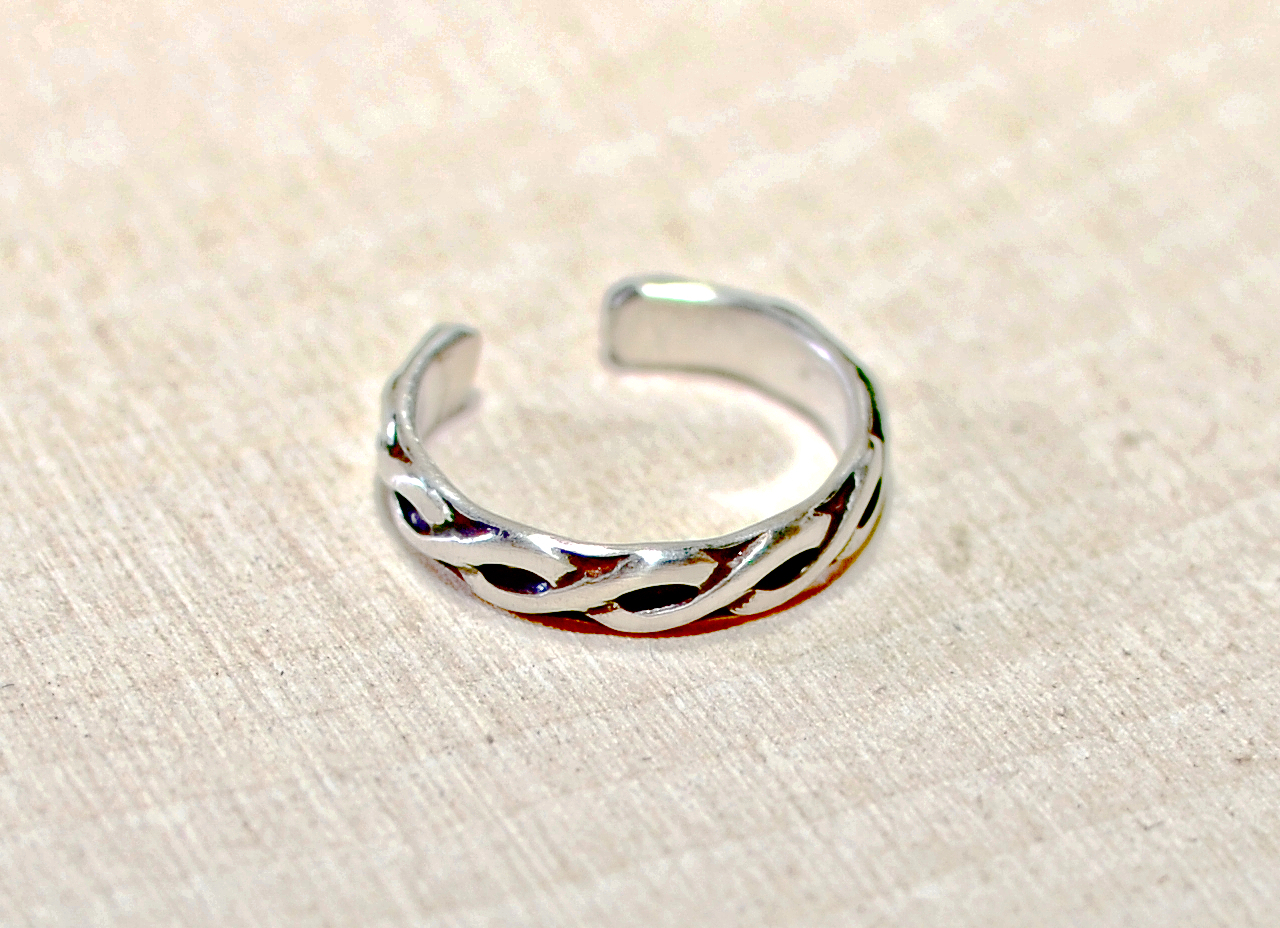 sterling silver toe ring - dainty with braided pattern - handmade