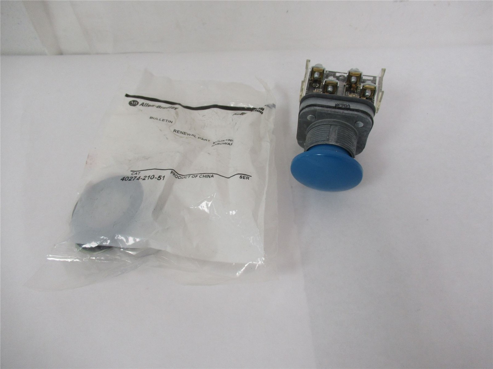 248848 New-No Box; Allen-Bradley 800TD7A Pushbutton Switch 30mm MomentaryBlue