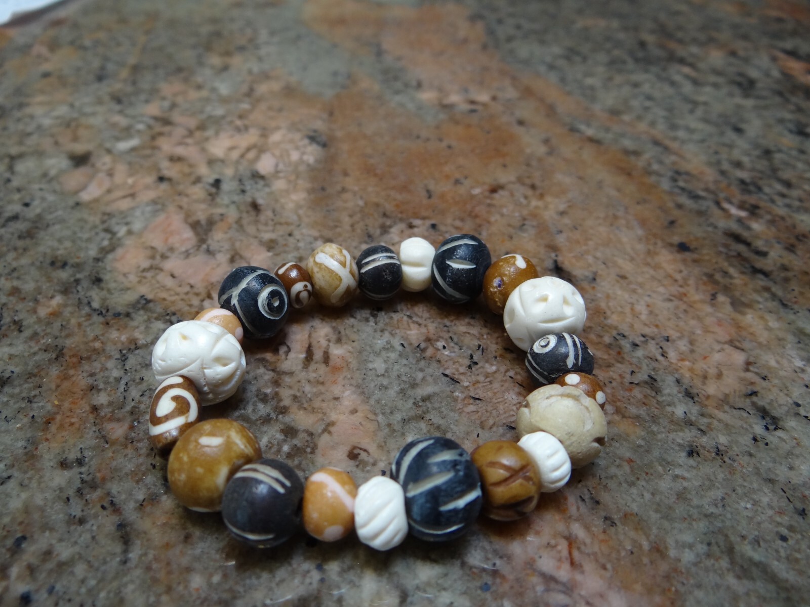 Bead/Shell Stretch Bracelet 7 inch