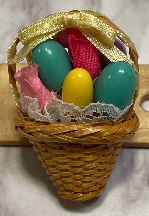 Avon Easter Basket Of Eggs Festive Spring 1992 Brooch Pin YL-28