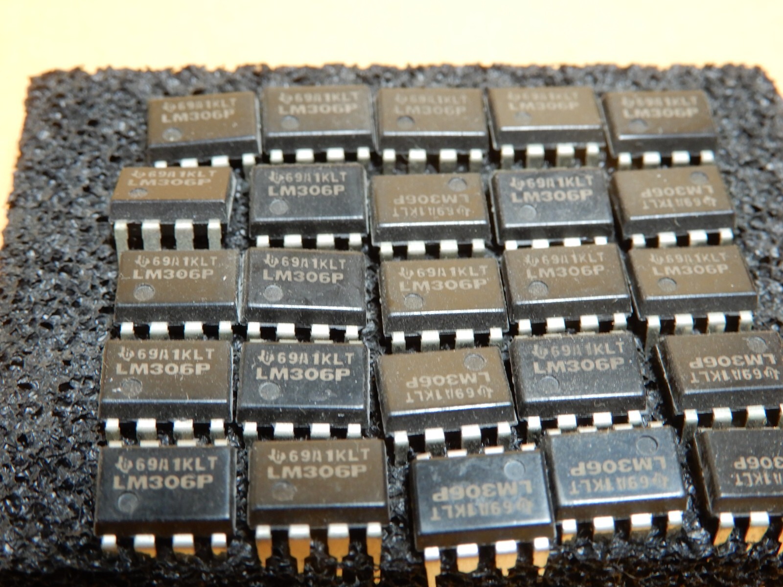 Texas Instruments LM306P 8 Pin Differential Comparator Qty 25 NOS