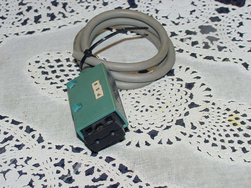 Micro Switch FE7C-FRF6-M, Micro Switch DC-10-28 Volt, Four (4) Wire USED
