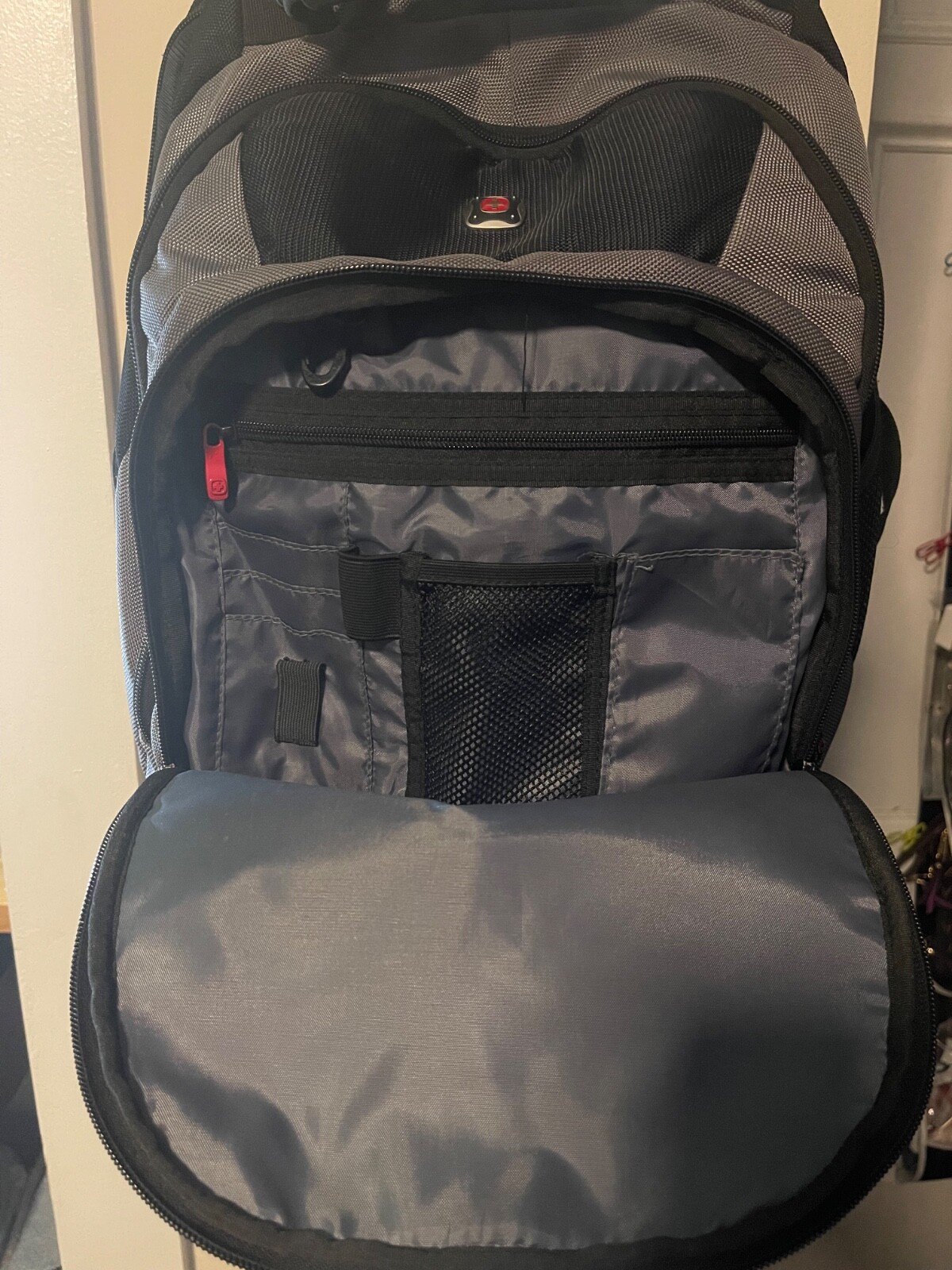 Swiss Gear Backpack Padded 3 Lg Double Zippered Pockets w/Hooks Sturdy Handle