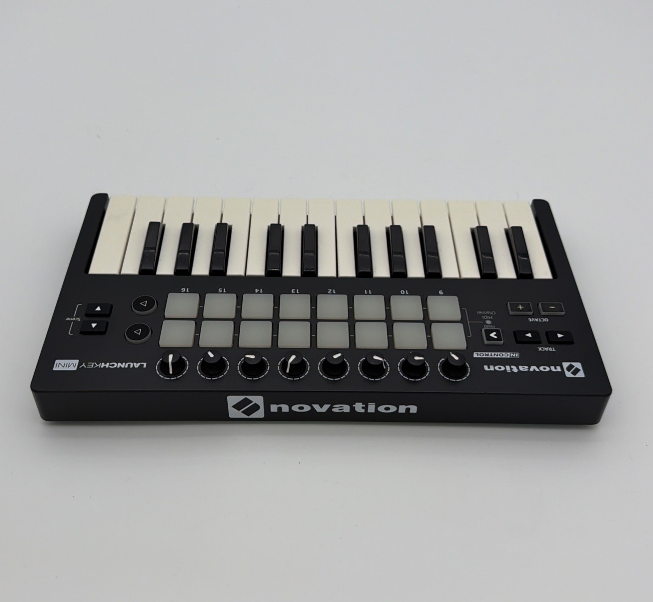 Novation Launchkey Mini MK2 MIDI Controller - COMPLETE with USB Cable - Tested