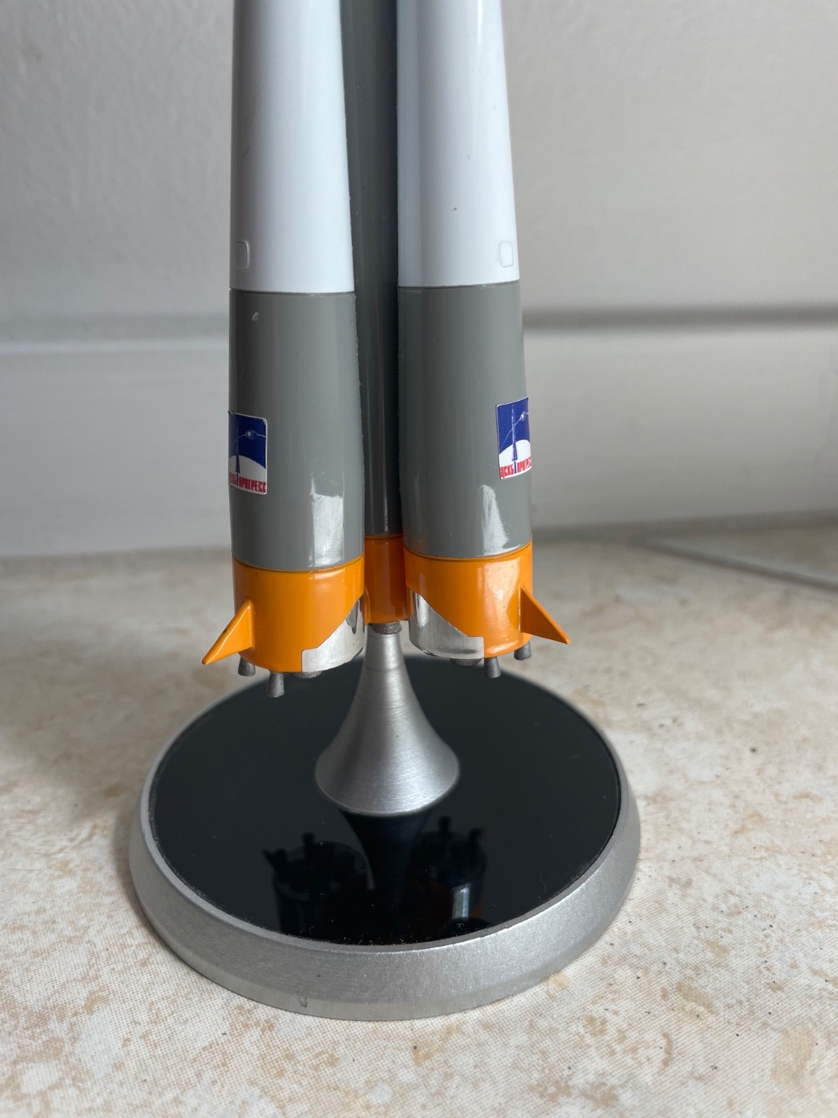 Soyuz rocket model (die cast, pre-assembled))